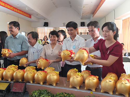 Nuôi heo đất giúp con CNVC-LĐ khó khăn