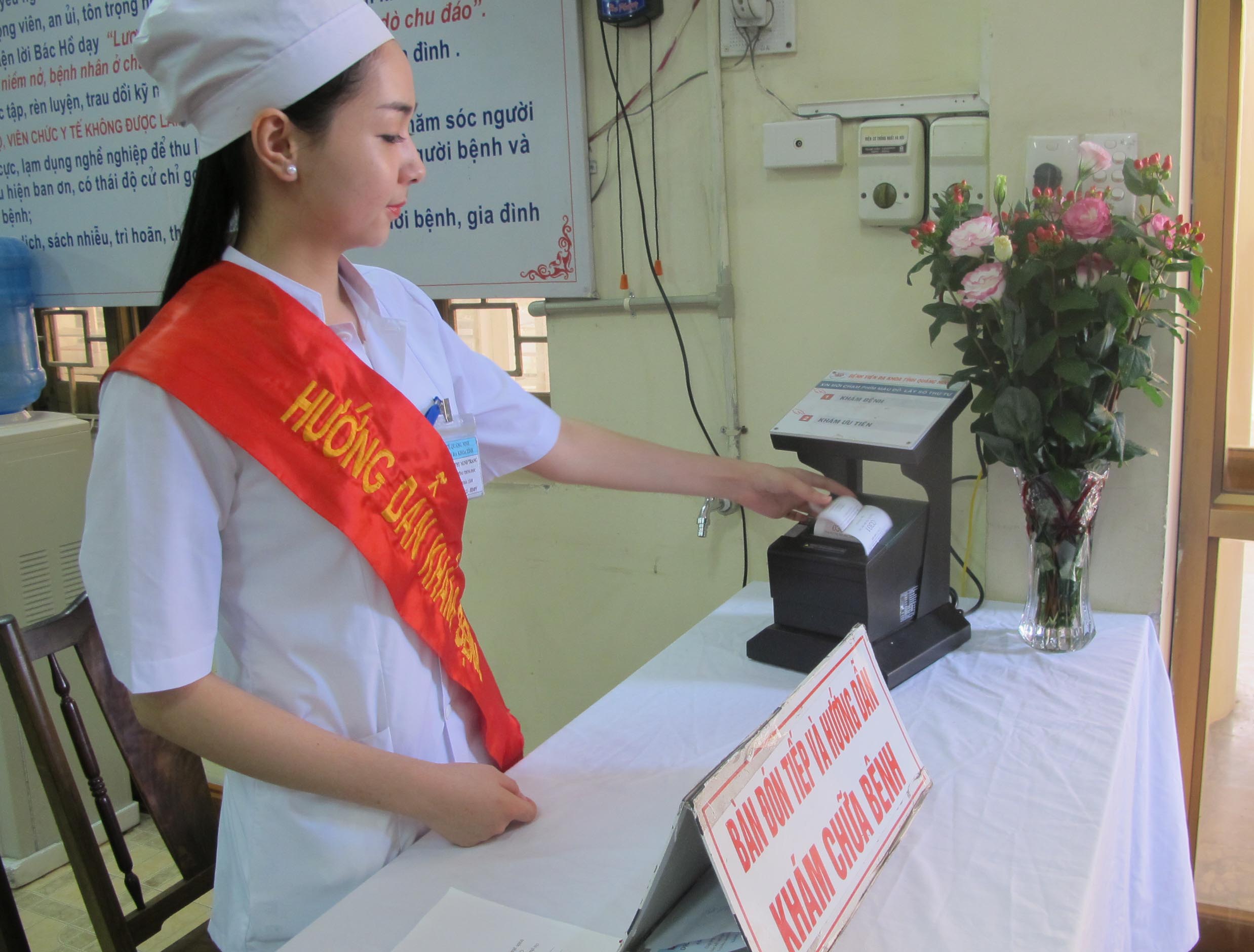Hệ thống phiếu kh&aacute;m tự động được đặt ngay tại lối v&agrave;o Khoa kh&aacute;m bệnh