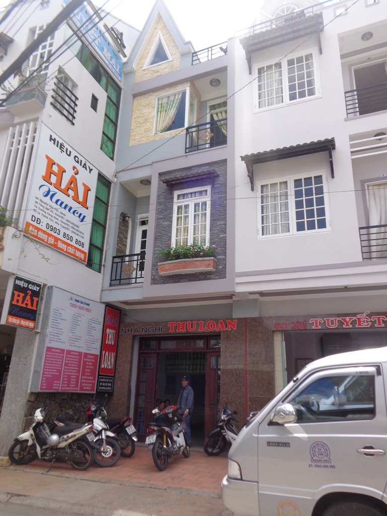 Đi du lịch cùng gia đình, bé trai rơi từ tầng 3 nhà nghỉ