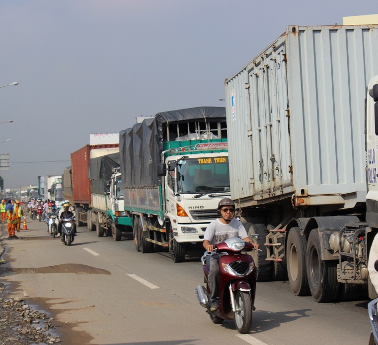 Mặt đường hẹp v&agrave; xuống cấp, trong khi tuyến đường n&agrave;y lu&ocirc;n xảy ra &ugrave;n tắc.