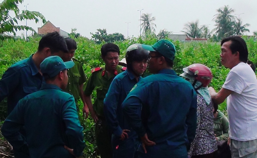 Lực lượng d&acirc;n qu&acirc;n tự vệ v&agrave; c&ocirc;ng an tới bảo vệ hiện trường vụ người đ&agrave;n &ocirc;ng chết treo cổ tr&ecirc;n c&acirc;y trứng c&aacute; ở phường An Ph&uacute;, quận 2 &ndash; TP HCM, v&agrave;o s&aacute;ng 22-8.