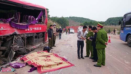 Hiện trường vụ tai nạn thảm khốc khiến 14 người thương vong