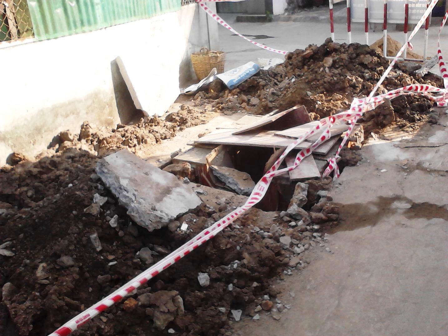 Khu vực c&ocirc;ng tr&igrave;nh đang thi c&ocirc;ng khiến b&eacute; H&agrave; t&eacute; xuống g&atilde;y tay.