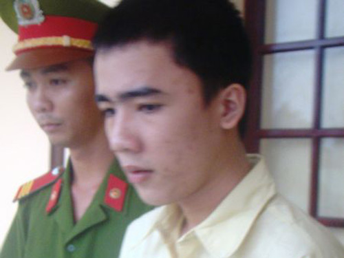 Bé gái khóc nức nở, xin giảm tội hiếp dâm cho người tình