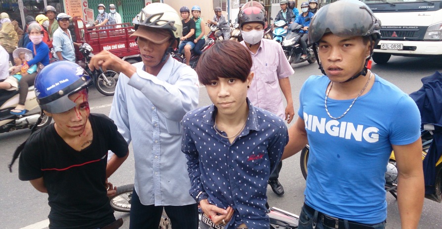 Sau khi quẹt xe &ocirc;t&ocirc;, hai t&ecirc;n trộm bị c&aacute;c &ldquo;hiệp sĩ&rdquo; bắt giữ c&ugrave;ng tang vật v&agrave;o chiều 31-5.