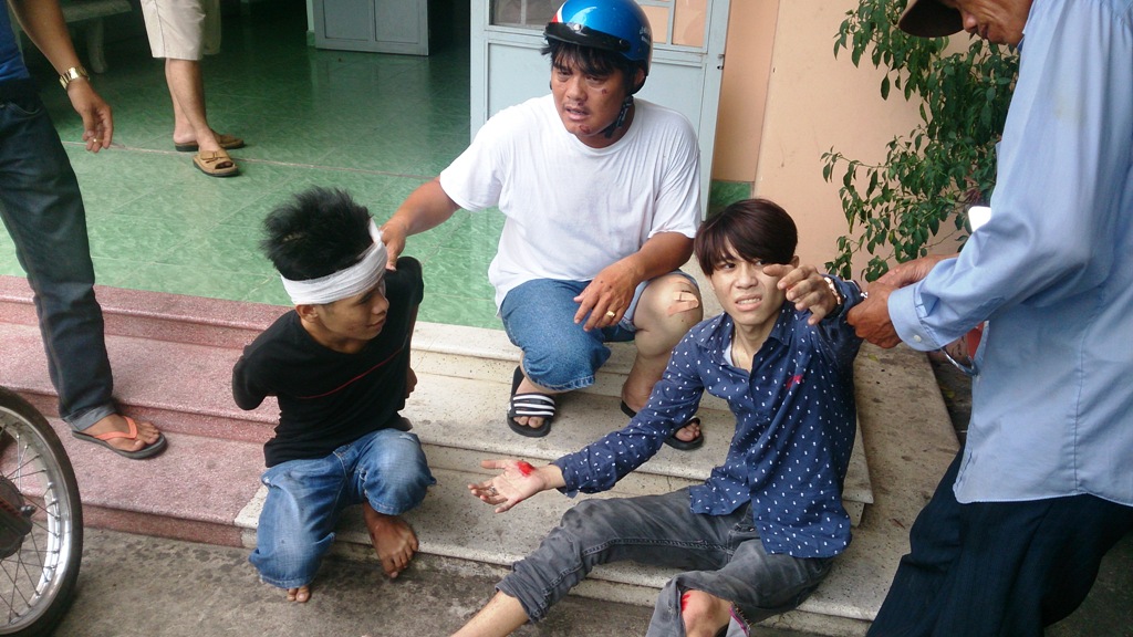 Đưa t&ecirc;n trộm bị thương (tr&aacute;i) c&ugrave;ng đồng bọn v&agrave;o bệnh viện để băng b&oacute; đầu.