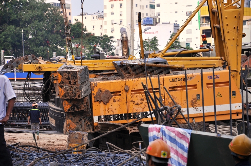 Hiện trường vụ cần cẩu sập sáng 4-1 gần chợ Bến Thành