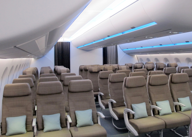 A350XWB l&agrave; loại m&aacute;y bay th&acirc;n rộng 2 lối đi, c&oacute; thiết kế khoang h&agrave;nh kh&aacute;ch rộng r&atilde;i, tăng nhiều tiện &iacute;ch cho h&agrave;nh kh&aacute;ch, từ gi&aacute; để h&agrave;nh l&yacute; rộng hơn, trần m&aacute;y bay cao hơn, ghế ngồi thoải m&aacute;i hơn đến những thiết kế l&agrave;m tăng hiệu quả khai th&aacute;c cho h&atilde;ng h&agrave;ng kh&ocirc;ng.