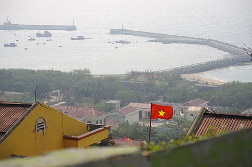 Cờ Tổ quốc tung bay tr&ecirc;n đảo nh&igrave;n từ điểm cao nhất của đảo Bạch Long Vĩ về ph&iacute;a &acirc;u cảng