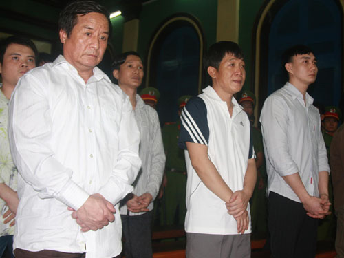 Lu&acirc;n con đứng giữa, c&ugrave;ng l&atilde;nh &aacute;n tử với Ng&ocirc; Quang Trưởng