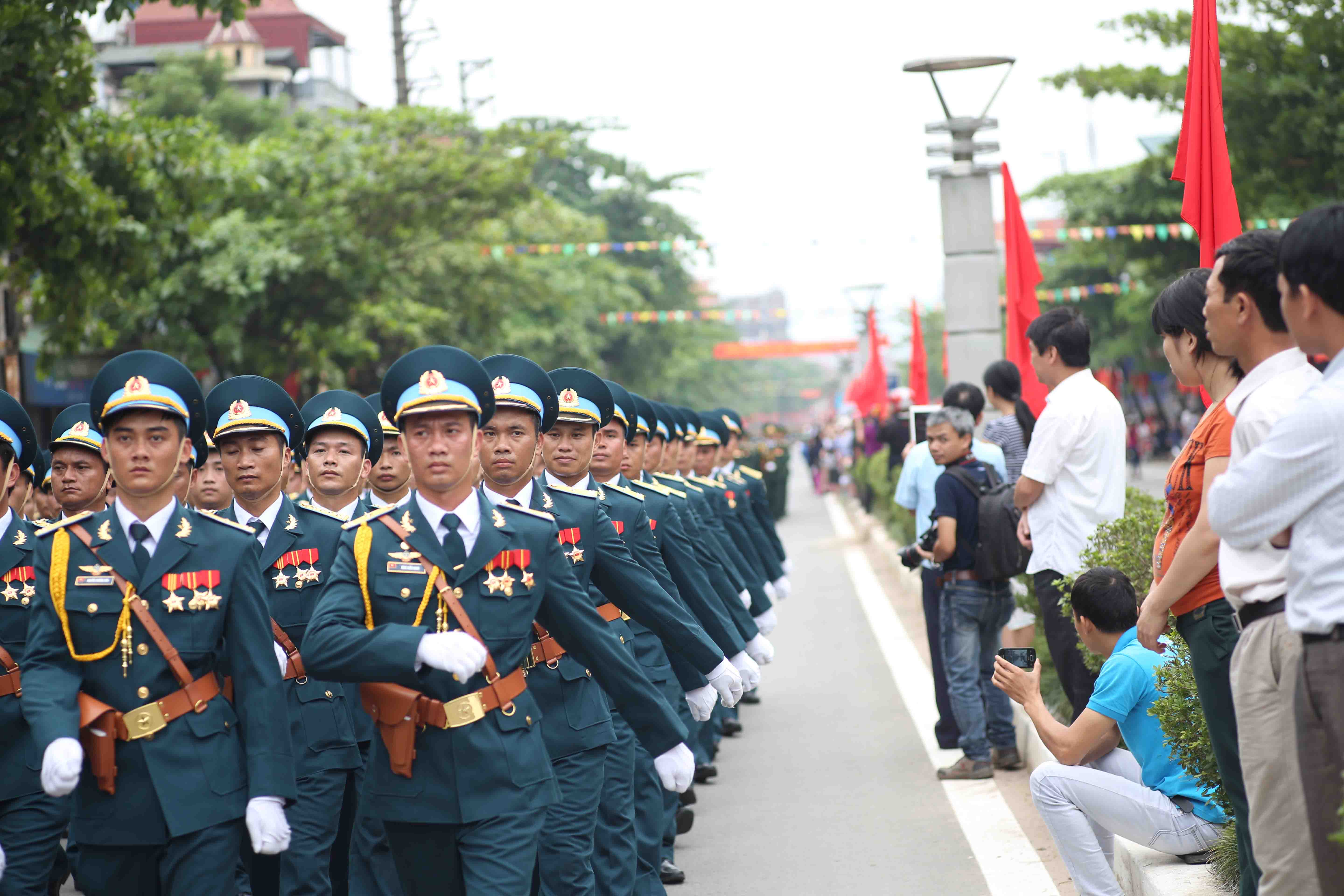 Khối diễu binh của lực lượng không quân đi trên đường Võ Nguyên Giáp