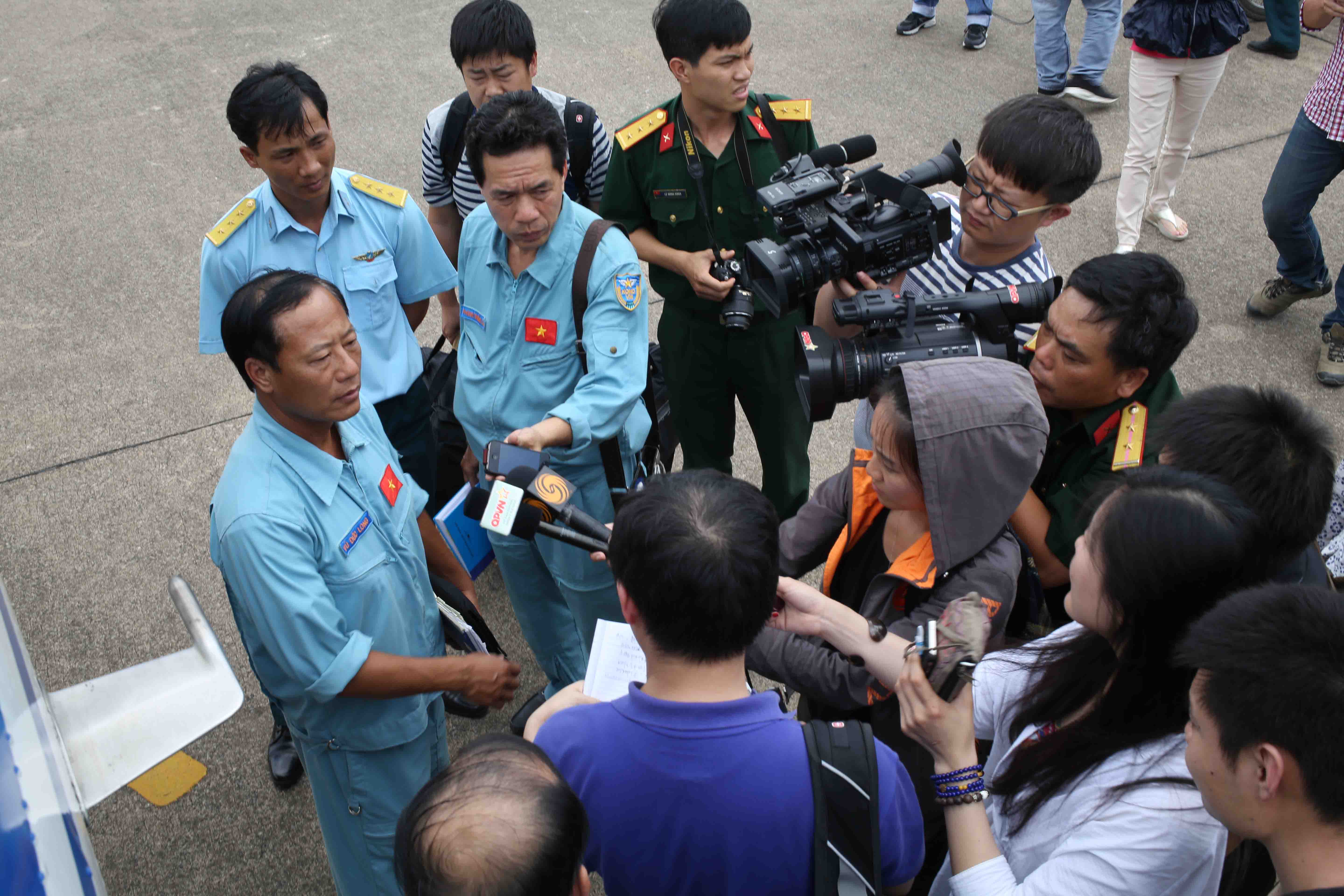 Cơ trưởng, thượng t&aacute; Vũ Đức Long trả lời b&aacute;o ch&iacute; trong v&agrave; ngo&agrave;i nước sau chuyến bay