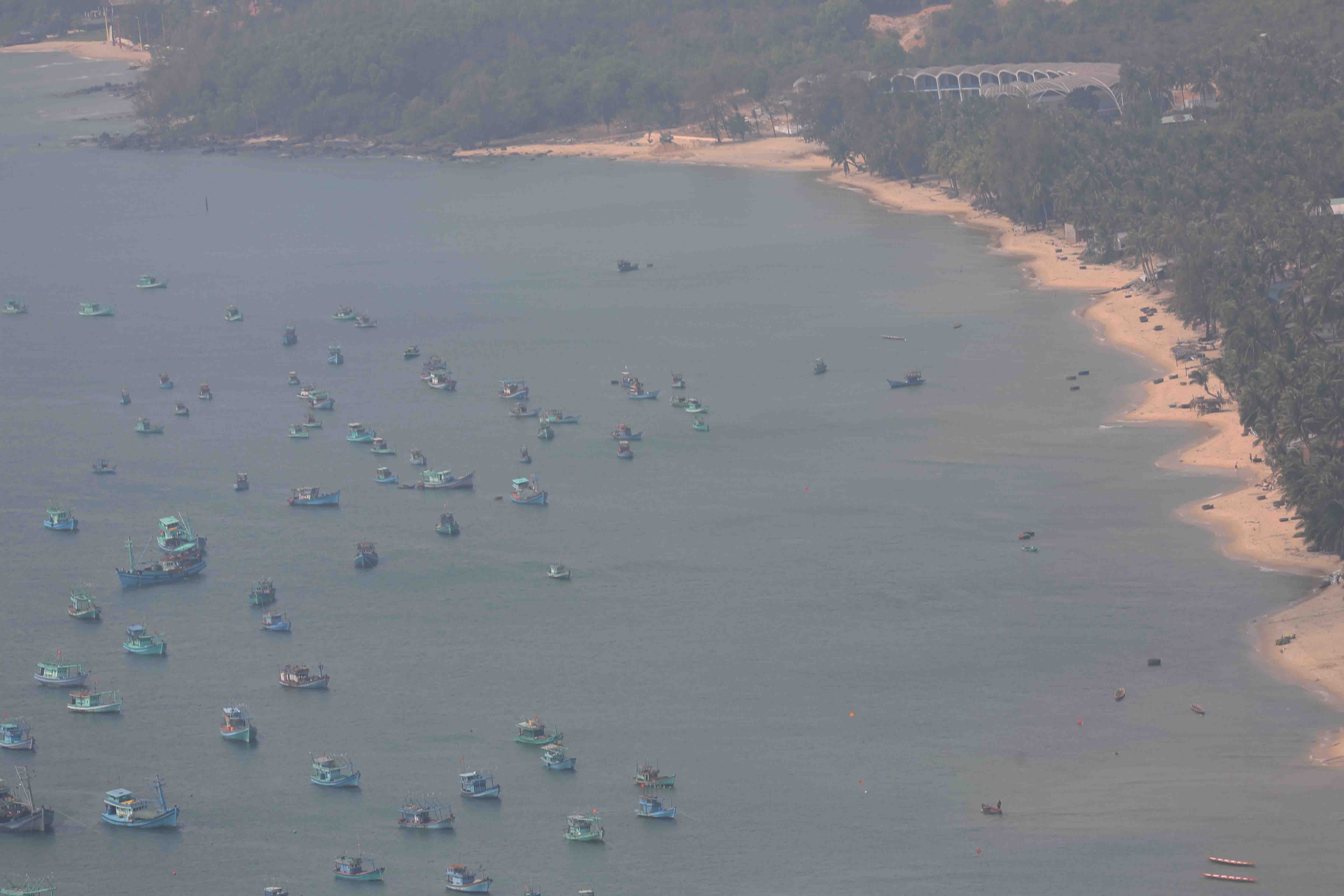 Trực thăng bay trên bầu trời đảo Phú Quốc