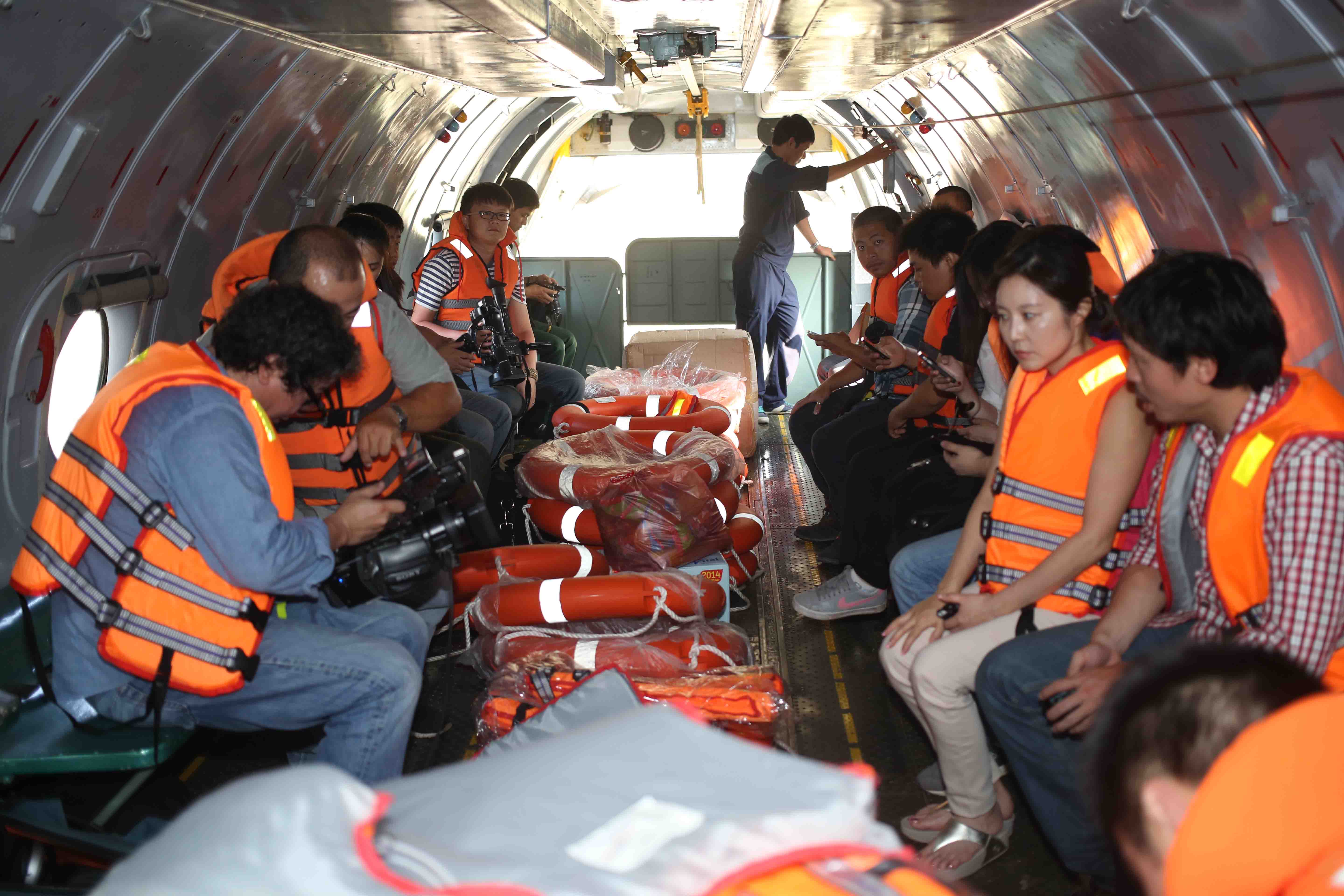Chuyến bay c&oacute; ph&oacute;ng vi&ecirc;n AP, AFP, T&acirc;n Hoa X&atilde;... đăng k&yacute; tham gia đưa tin, tường thuật