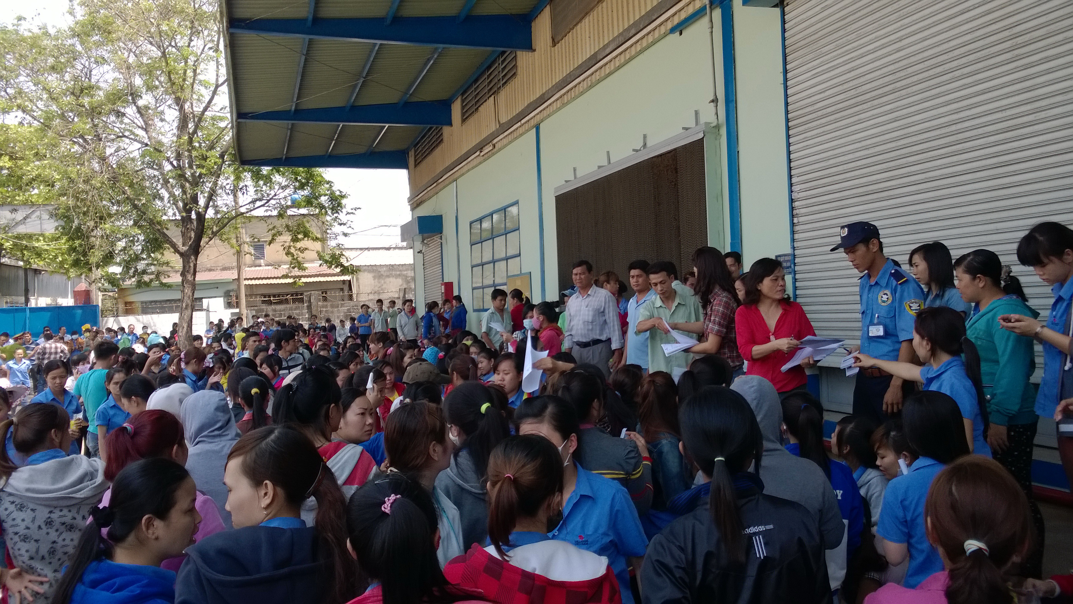 Đại diện c&ocirc;ng ty ph&aacute;t đơn xin nghỉ việc cho c&ocirc;ng nh&acirc;n