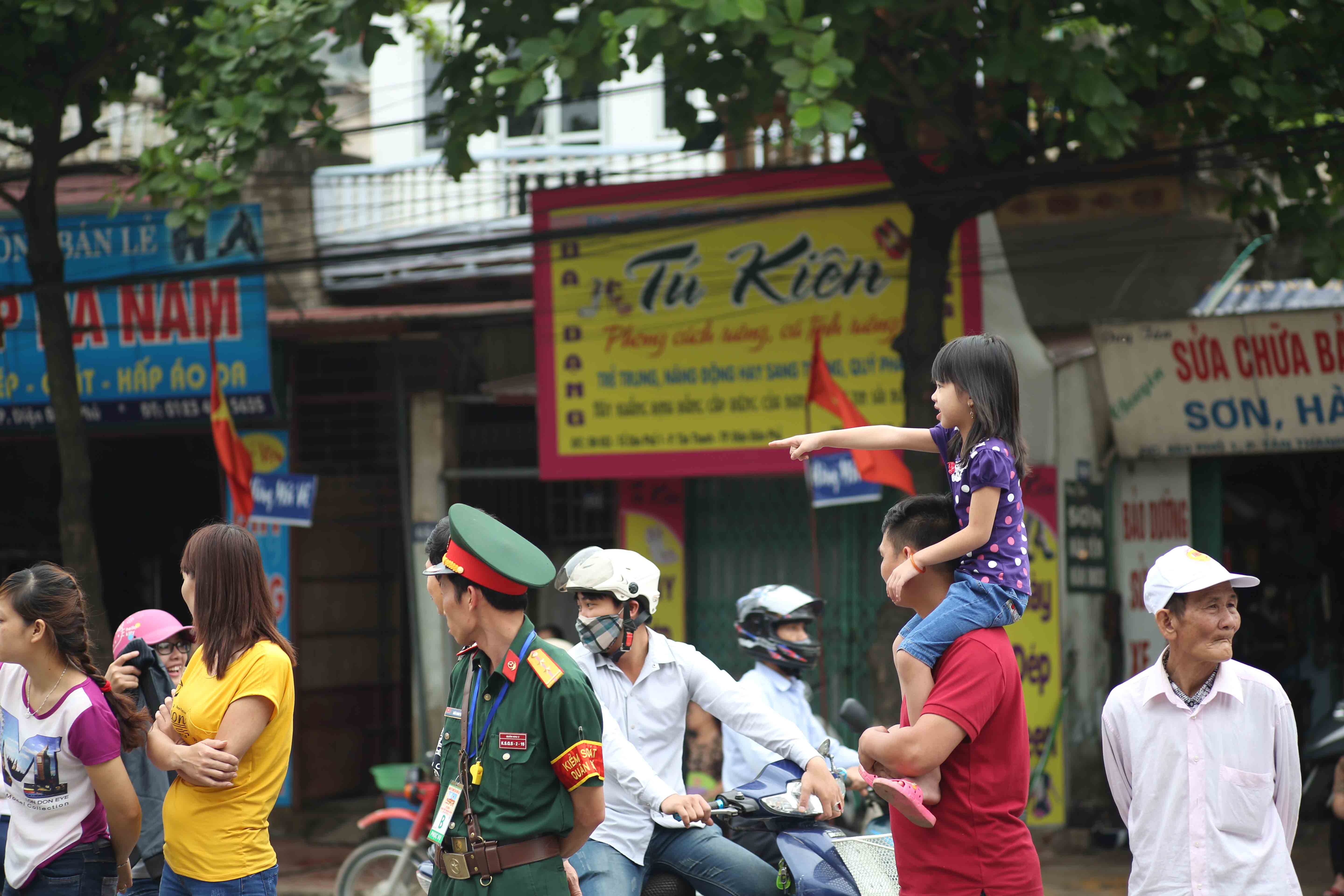 Người dân Điện Biên Phủ nổ nức đổ ra đường mừng đoàn diễu binh, diễu hành