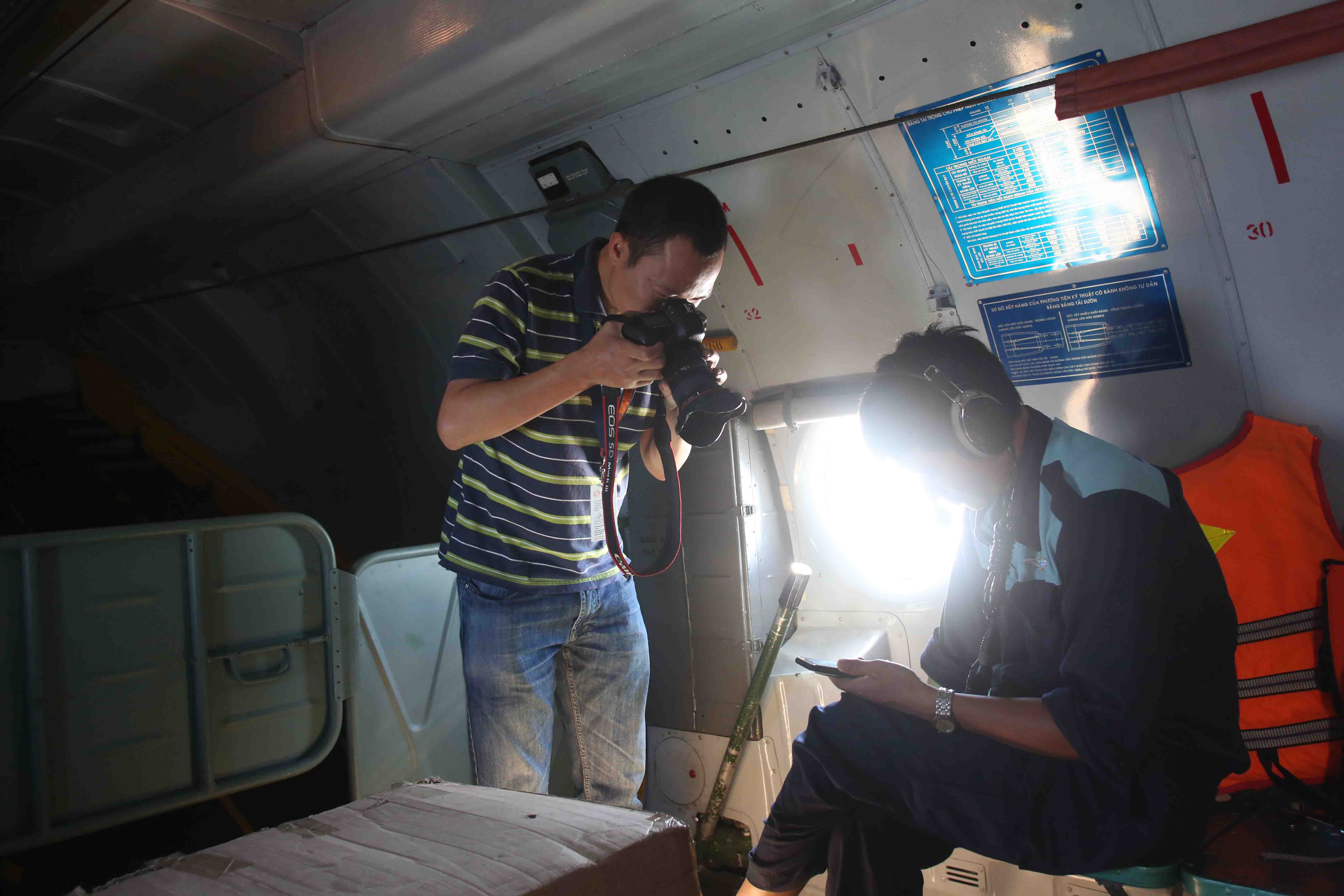 Ph&oacute;ng vi&ecirc;n Huy Kh&acirc;m (Reuters) t&aacute;c nghiệp tr&ecirc;n chuyến bay