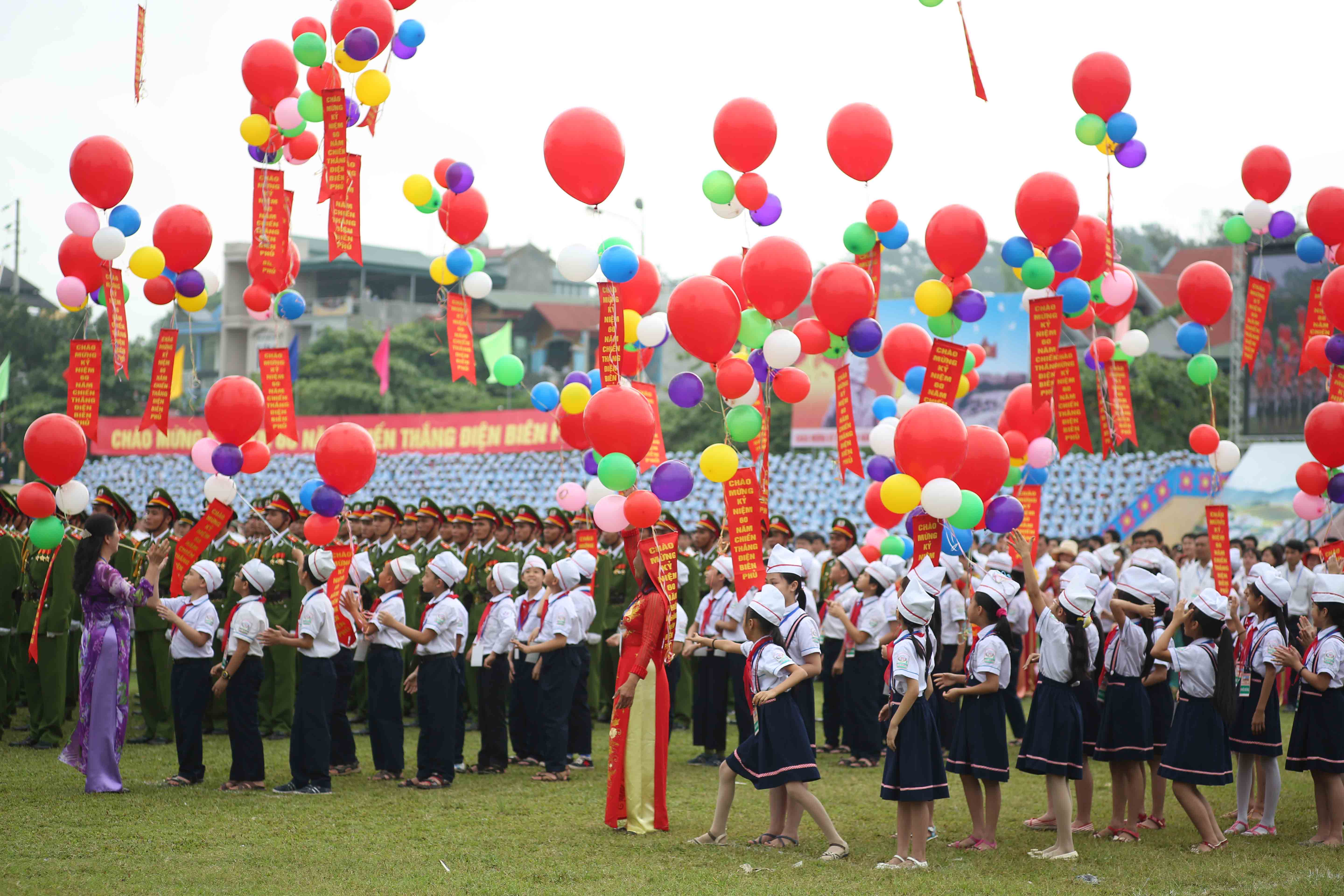 Các em thiếu nhi thành phố Điện Biên Phủ thả bóng bay tại sân vận động