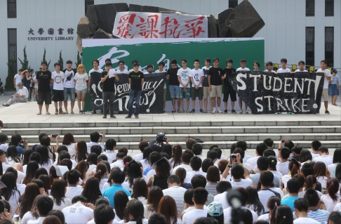 Sinh viên Hồng Kông mặc áo trắng khi tham gia biểu tình. Ảnh: SCMP