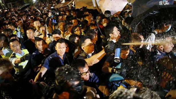 Cảnh s&aacute;t xịt hơi cay v&agrave;o người biểu t&igrave;nh rạng s&aacute;ng 16-10. Ảnh: Reuters
