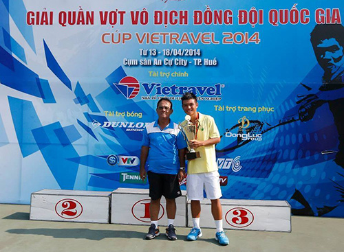 HLV Đoàn Lê Minh và tay vợt Hoàng Thiên tại giải VĐ đồng đôi 2014. Ảnh: Ngọc Linh