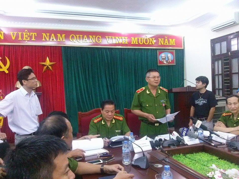 Thiếu tướng Hồ Sỹ Tiến họp b&aacute;o