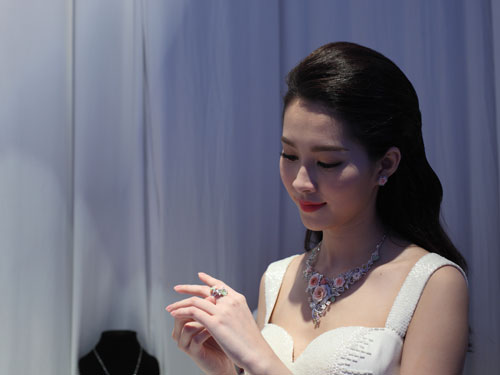 Trang sức bằng sứ dành cho ngày cưới