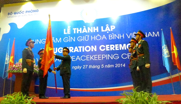 Đại tướng Ph&ugrave;ng Quang Thanh, Bộ trưởng Bộ Quốc ph&ograve;ng, trao qu&acirc;n kỳ Quyết thắng cho Trung t&acirc;m G&igrave;n giữ h&ograve;a b&igrave;nh Việt Nam