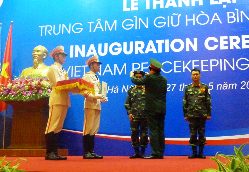 Bộ trưởng Ph&ugrave;ng Quang Thanh trao quyết định, mũ nồi xanh cho hai sĩ quan l&agrave;m nhiệm vụ g&igrave;n giữ h&ograve;a b&igrave;nh LHQ tại Nam Sudan