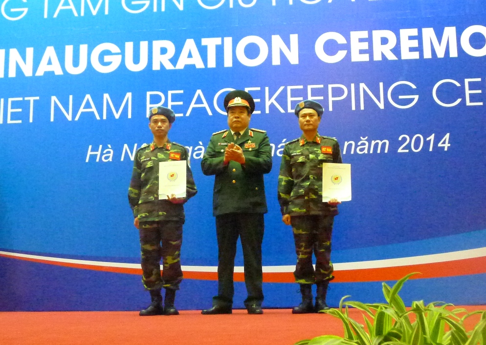 Hai sĩ quan sẽ l&ecirc;n đường v&agrave;o đầu th&aacute;ng 6-2014, l&agrave;m nhiệm vụ l&agrave; sĩ quan li&ecirc;n lạc tại Ph&aacute;i bộ g&igrave;n giữ h&ograve;a b&igrave;nh của LHQ tại Nam Sudan