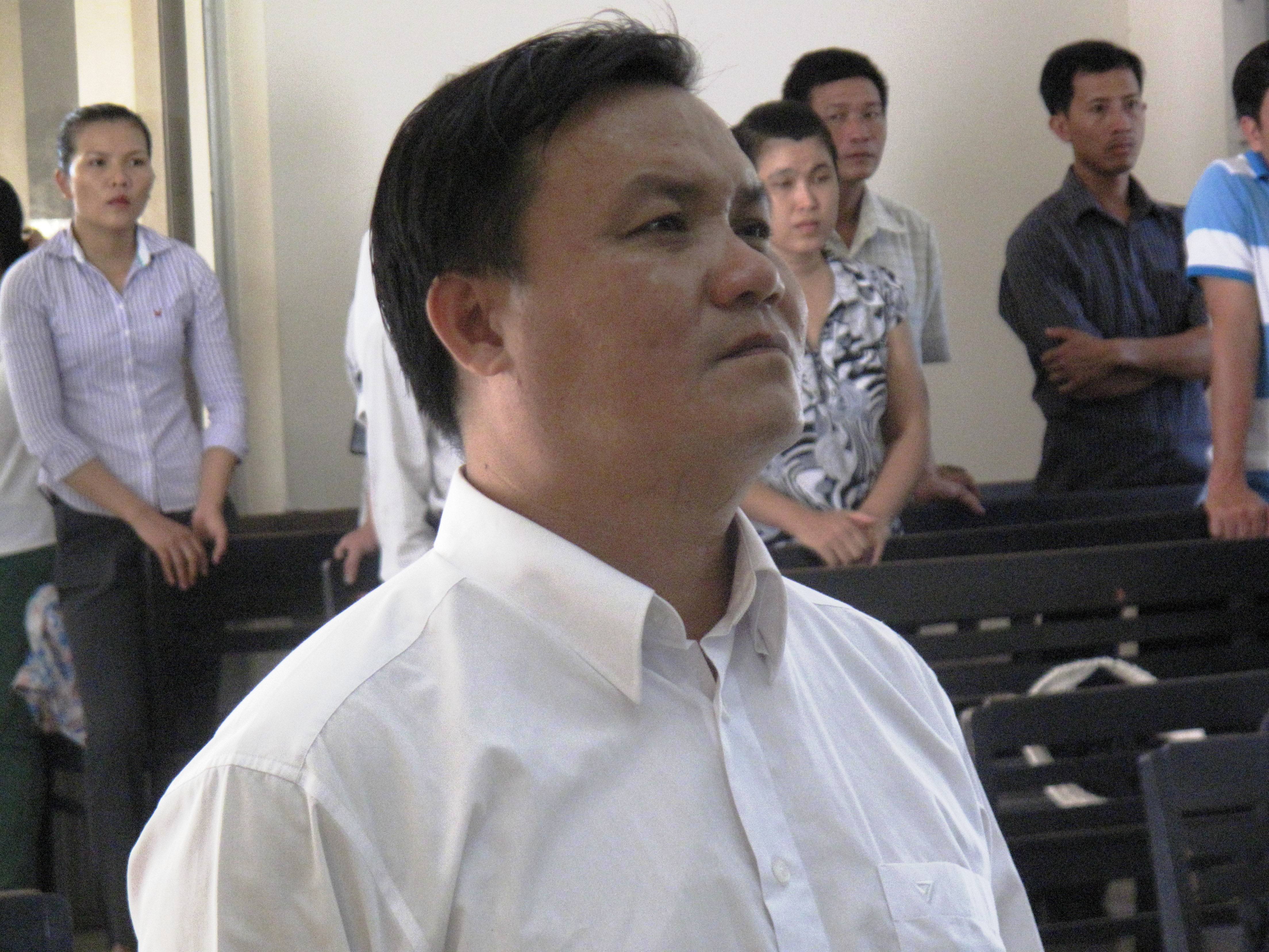 Đưa hối lộ, nguyên phó công an huyện bị 2 năm tù