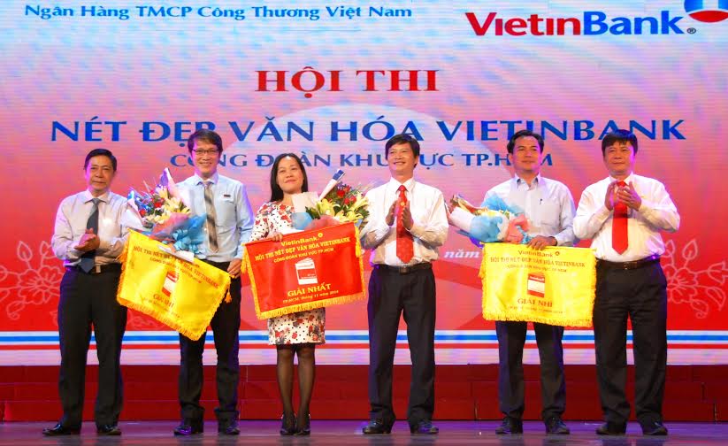 Ban tổ chức trao giải cho c&aacute;c đội thi