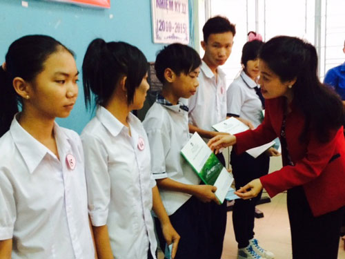 643 học sinh nghèo nhận học bổng Nguyễn Hữu Thọ