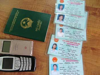 Trưởng công an xã làm giả hộ khẩu, CMND