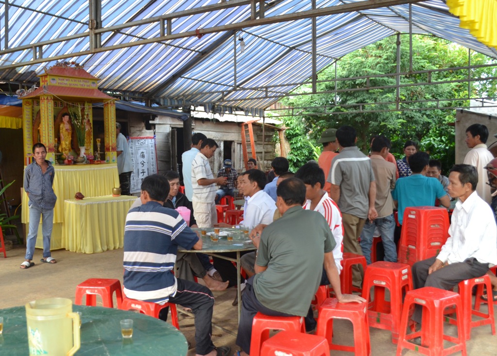 Gia đ&igrave;nh nạn nh&acirc;n tổ chức tang lễ cho em Đức
