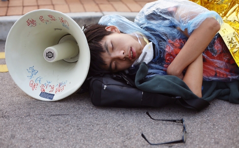 Joshua Wong ngủ qua đ&ecirc;m 14-10 tr&ecirc;n đường Lung Wo. Ảnh: SCMP
