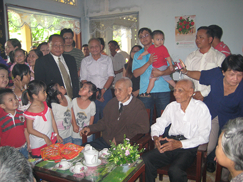 Giữ hồn cho Tết Việt