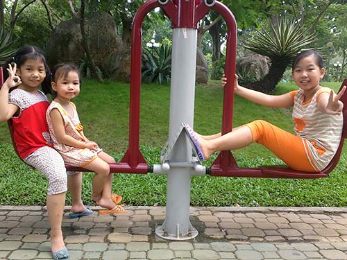 Gà cùng một mẹ… đá nhau