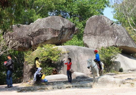 Hòn Trống Mái có thể rơi bất cứ lúc nào