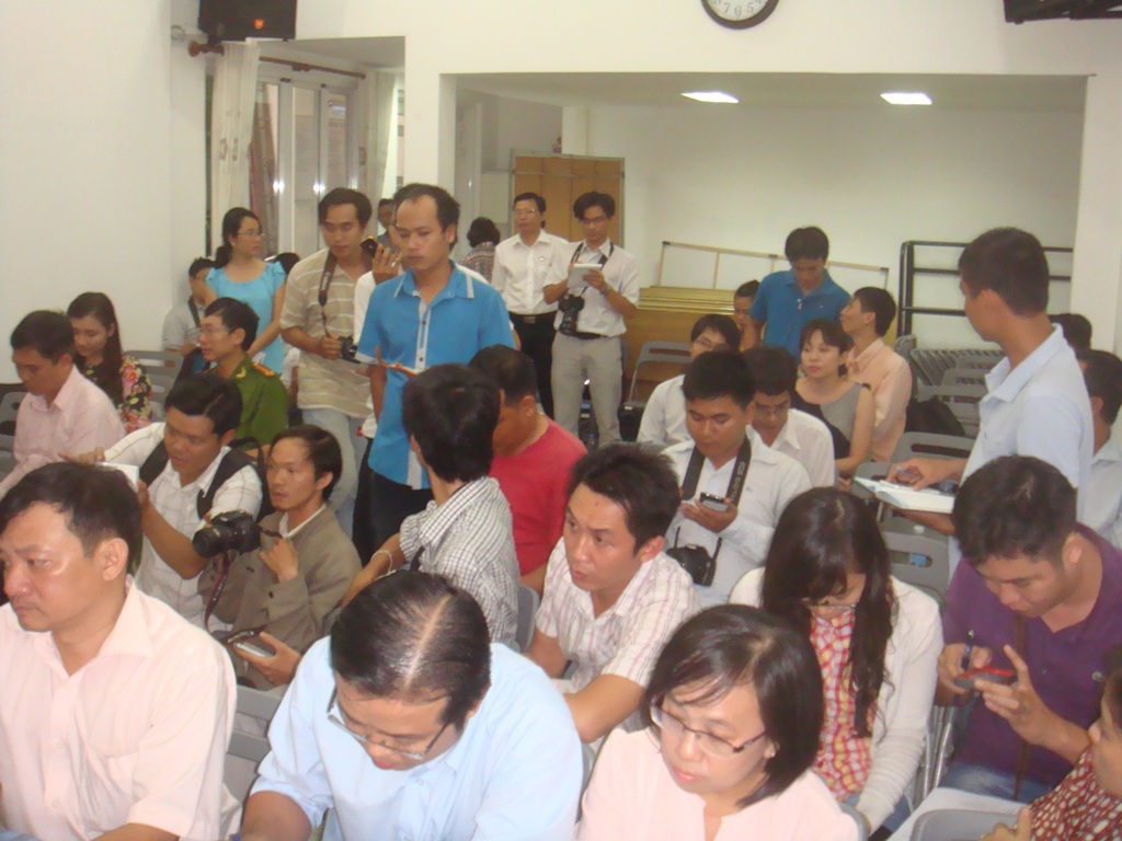 C&aacute;c ph&oacute;ng vi&ecirc;n b&aacute;o đ&agrave;i tại buổi họp b&aacute;o chiều 23-5, để nghe cơ quan chức năng th&ocirc;ng tin vụ tự thi&ecirc;u phản đối Trung Quốc đặt gi&agrave;n khoan tr&aacute;i ph&eacute;p tr&ecirc;n biển Việt Nam.