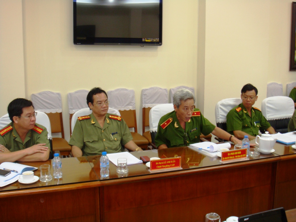 Thiếu tướng Phan Anh Minh (thứ 2 từ phải sang), Ph&oacute; Gi&aacute;m đốc C&ocirc;ng an TP HCM tại buổi th&ocirc;ng tin cho b&aacute;o ch&iacute; về vụ &aacute;n &ldquo;Giết người, cướp t&agrave;i sản&rdquo;.
