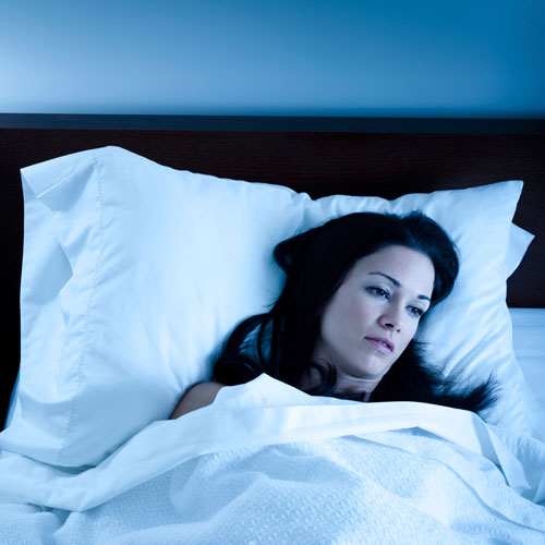 Thiếu ngủ l&agrave;m tăng mức độ cortisol, khiến bạn căng thẳng, muốn ăn vặt