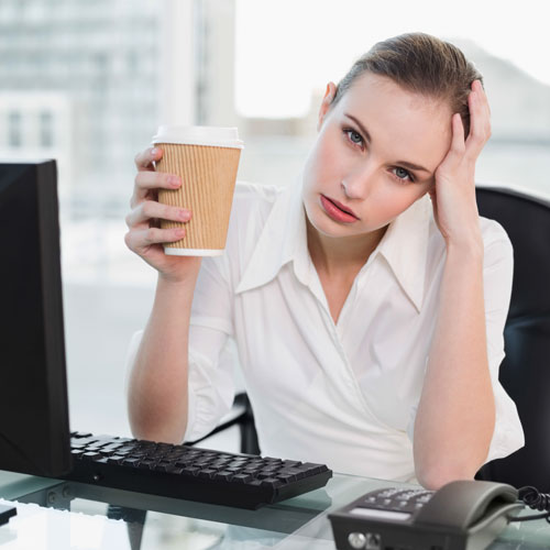 Chỉ n&ecirc;n uống tối đa hai ly c&agrave; ph&ecirc; mỗi ng&agrave;y v&agrave; kh&ocirc;ng n&ecirc;n uống sau 16 giờ.