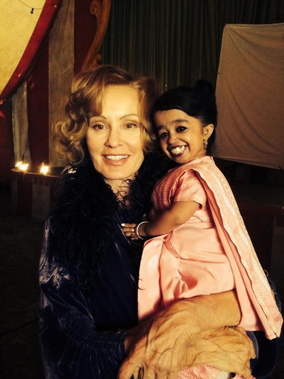 Tấm ảnh hậu trường của Jyoti Amge (phải) v&agrave; nữ diễn vi&ecirc;n Jessica Lange do Ryan Murphy đăng tải tr&ecirc;n trang Twitter c&aacute; nh&acirc;n.