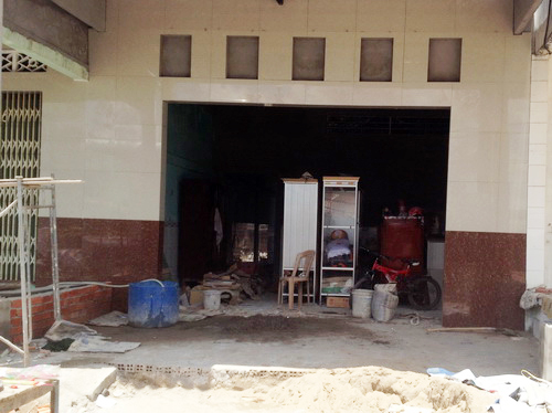 Căn nh&agrave; &ocirc;ng Tư Chạy đang x&acirc;y bằng tiền con g&aacute;i ở H&agrave;n Quốc gửi về. Ảnh: &Aacute;i Nam/VNE