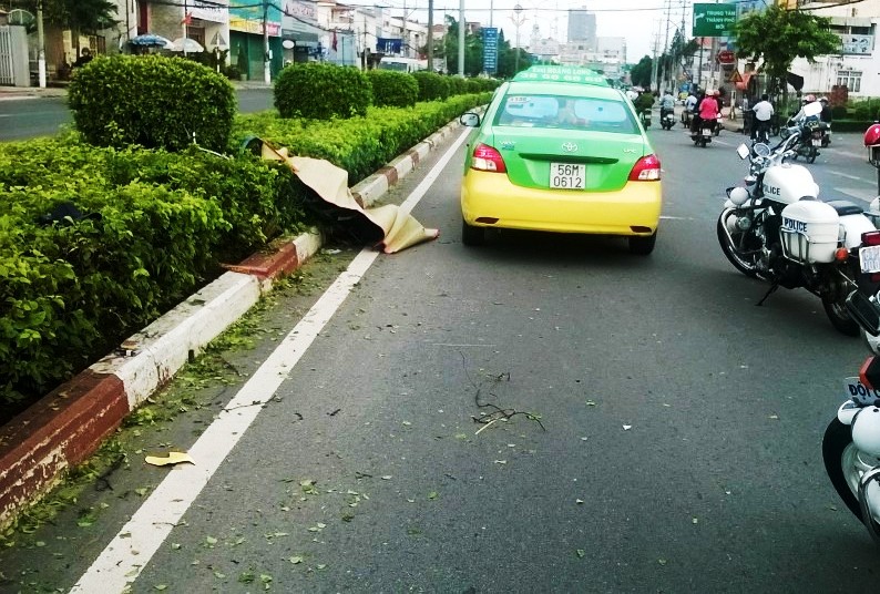 Thi thể anh H&ugrave;ng nằm b&ecirc;n xe đạp