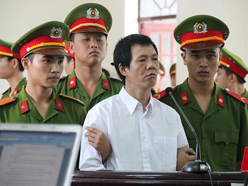 Phạm Mạnh Hùng đứng nghe tuyên án