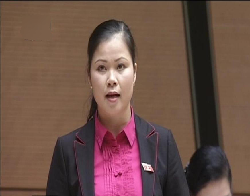 ĐB Bạch Thị Hương Thủy (H&ograve;a B&igrave;nh) đề nghị Bộ trưởng so s&aacute;nh hiệu quả của một tuyến đường cũ với đường cao tốc mới x&acirc;y để l&agrave;m r&otilde; lợi &iacute;ch. Ảnh chụp qua m&agrave;n h&igrave;nh