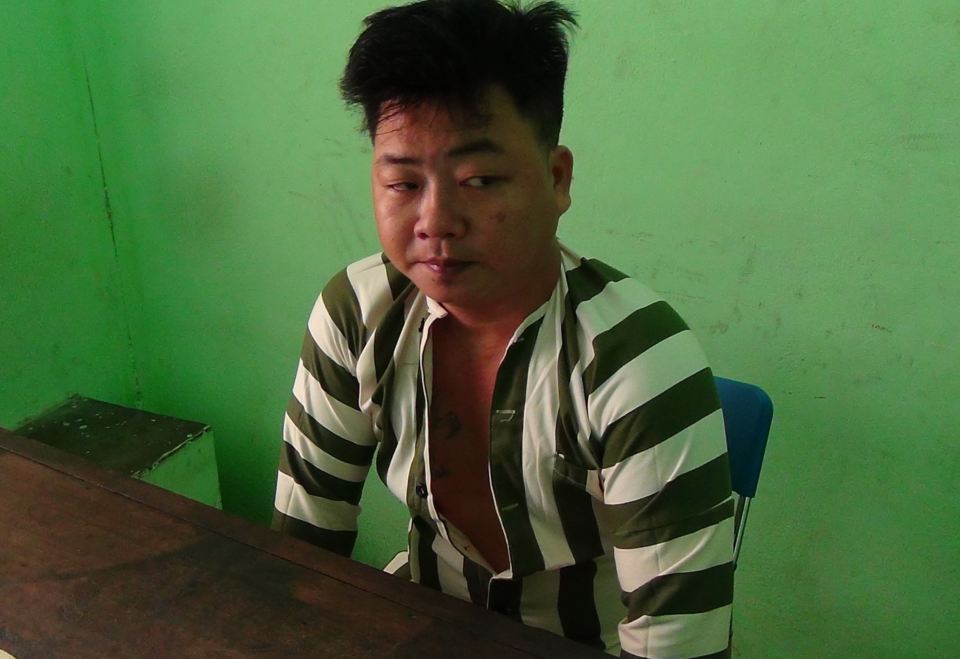 Bắt 2 người nổ súng thị uy trong quán bar