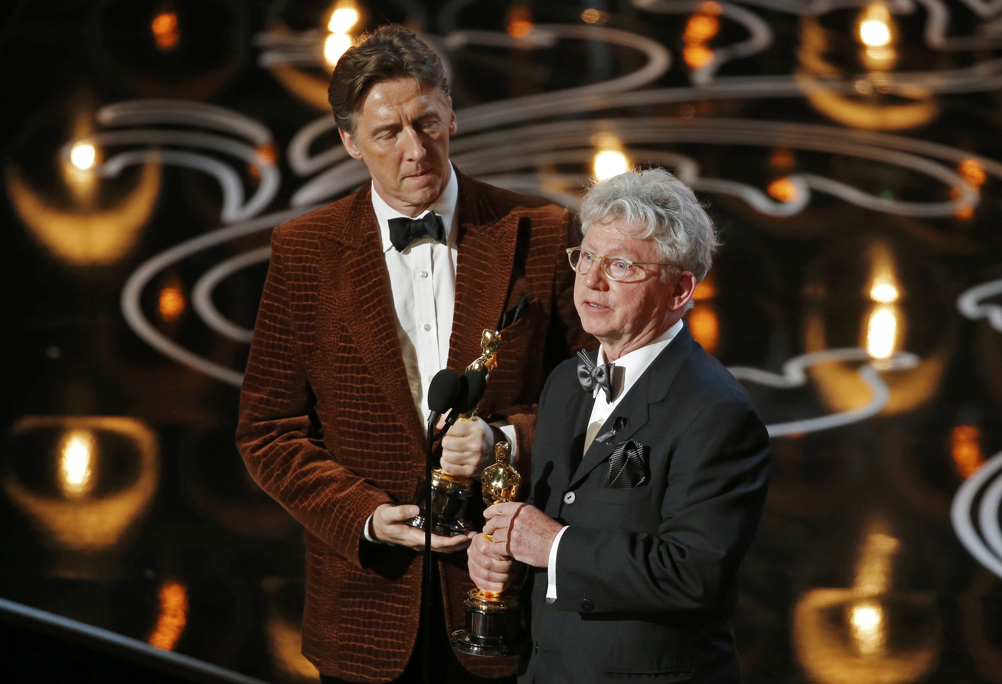 Malcolm Clarke (phải) và Nicholas Reed nhận tượng Oscar cho chiến thắng hạng mục Phim tài liệu ngắn xuất sắc nhất